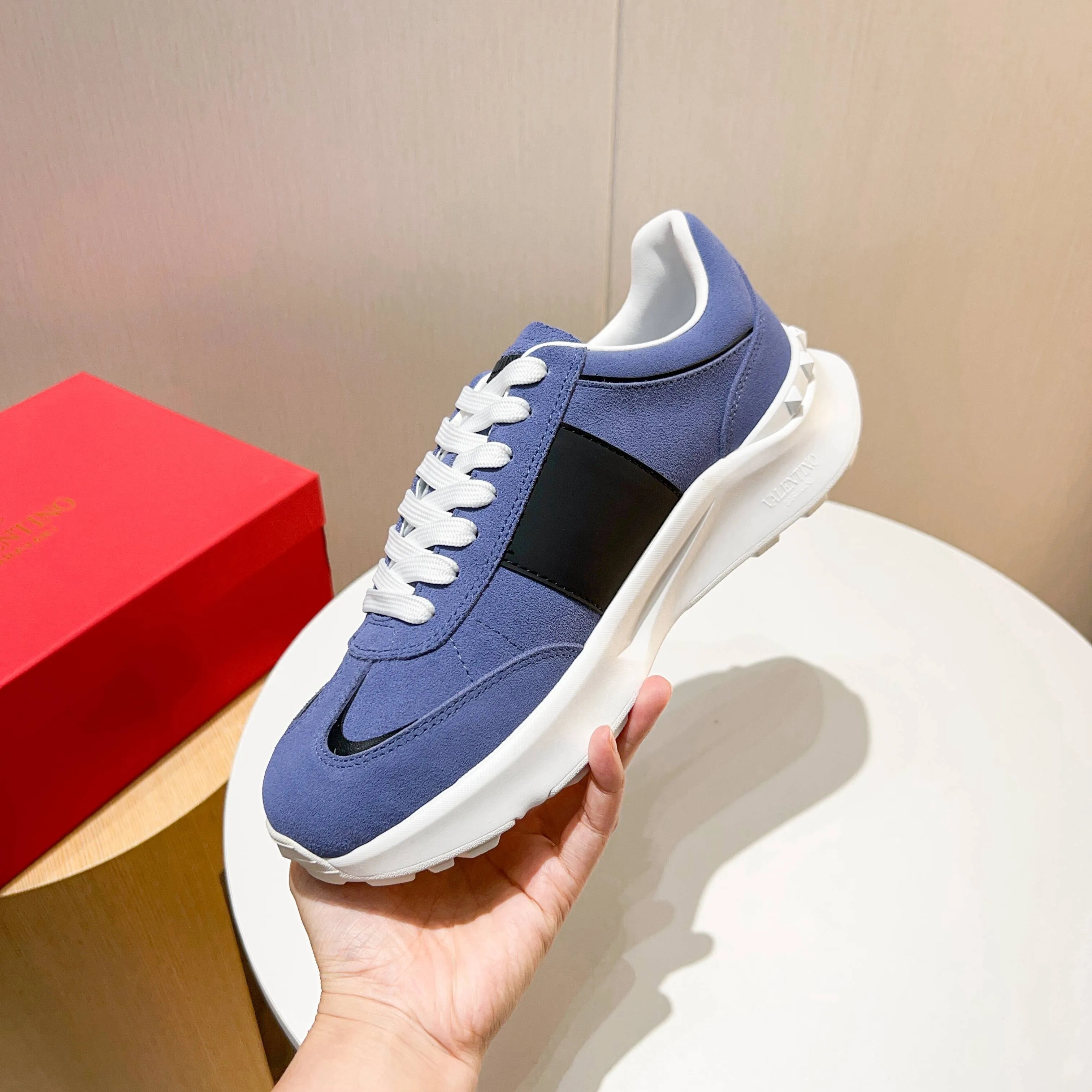 Ex-factory price: 520💰𝙑𝙖𝙡𝙚𝙣𝙩𝙞𝙣𝙤/Valentino𝙑𝙏 The latest official website main model in early autumn Classic continuation💯Making goods all year round🎁Wannian classic series sports and casual shoes💥, a must-have trendy item all year round🏆Many stars and Internet celebrities have performed it🔥 The original version is developed one to one, perfect last shape, VT iconic logo, logo printing on tongue and upper, original full set of packaging, full oil edge on the upper, T men's men's shoes💰u ultra-light combination outsole Comfortable on the feet, not squeezing the feet, fabric/first layer of cowhide. Lining/cow lining💕 Standard size: 38-44 (45 can be ordered)